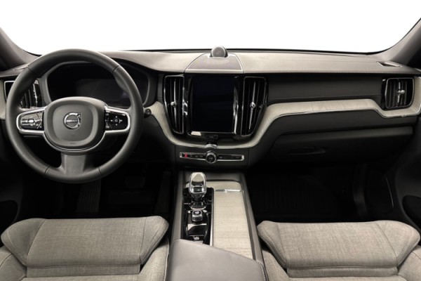 Esittelykuva Volvo XC60 lataushybridiautosta.