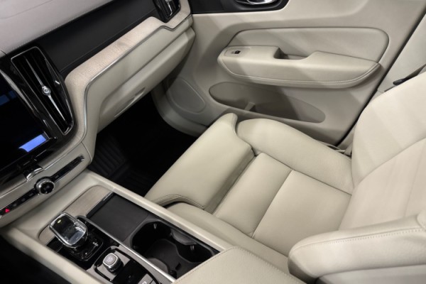 Esittelykuva Volvo XC60 lataushybridiautosta.