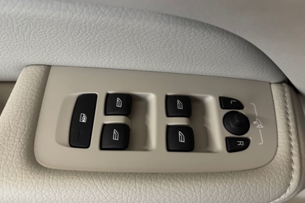 Esittelykuva Volvo XC60 lataushybridiautosta.