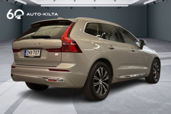 Esittelykuva Volvo XC60 lataushybridiautosta.