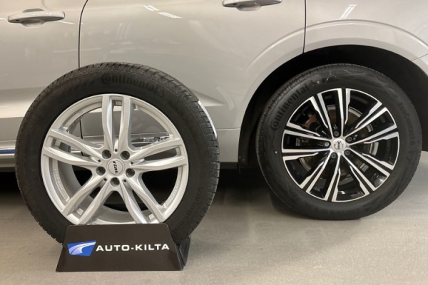 Esittelykuva Volvo XC60 lataushybridiautosta.