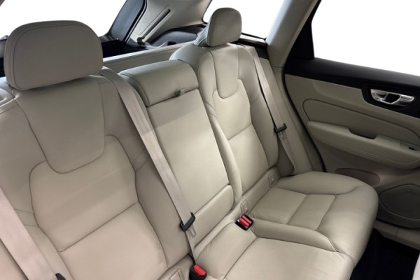 Esittelykuva Volvo XC60 lataushybridiautosta.