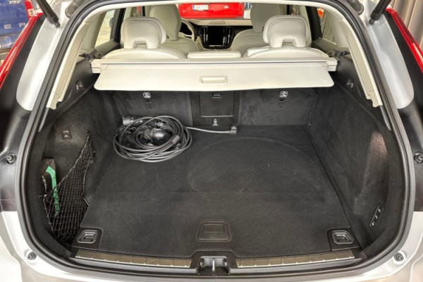 Esittelykuva Volvo XC60 lataushybridiautosta.