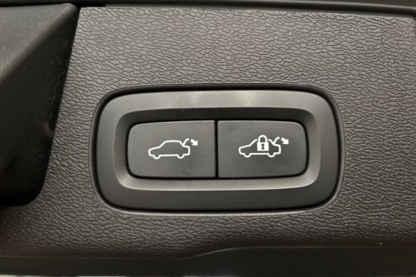 Esittelykuva Volvo XC60 lataushybridiautosta.