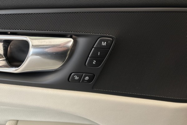 Esittelykuva Volvo XC60 lataushybridiautosta.