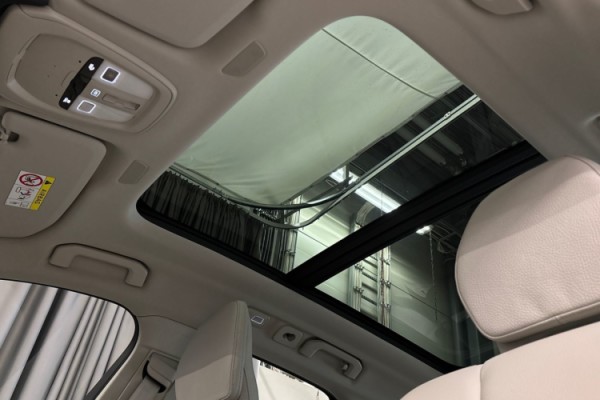 Esittelykuva Volvo XC60 lataushybridiautosta.