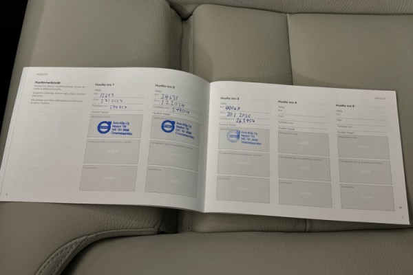 Esittelykuva Volvo XC60 lataushybridiautosta.