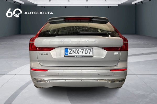 Esittelykuva Volvo XC60 lataushybridiautosta.
