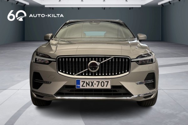 Esittelykuva Volvo XC60 lataushybridiautosta.