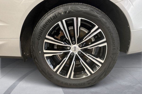 Esittelykuva Volvo XC60 lataushybridiautosta.