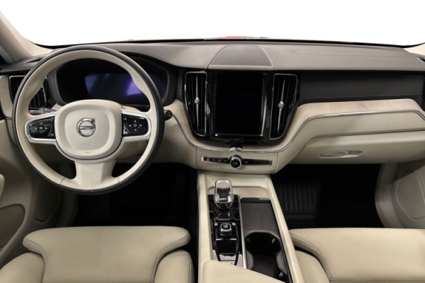 Esittelykuva Volvo XC60 lataushybridiautosta.