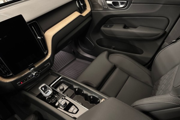 Esittelykuva Volvo XC60 lataushybridiautosta.