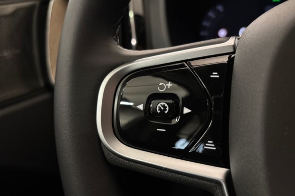 Esittelykuva Volvo XC60 lataushybridiautosta.