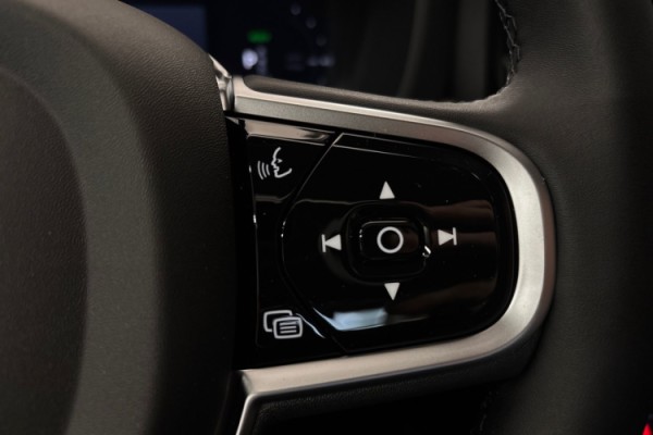 Esittelykuva Volvo XC60 lataushybridiautosta.