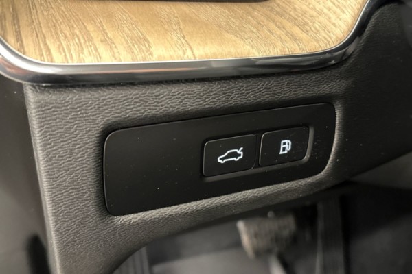 Esittelykuva Volvo XC60 lataushybridiautosta.