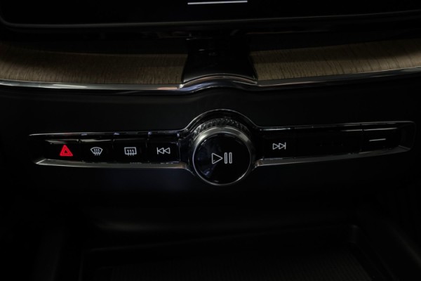 Esittelykuva Volvo XC60 lataushybridiautosta.