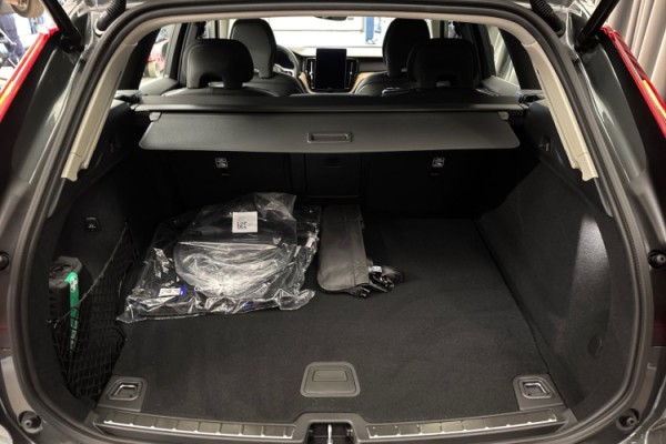 Esittelykuva Volvo XC60 lataushybridiautosta.