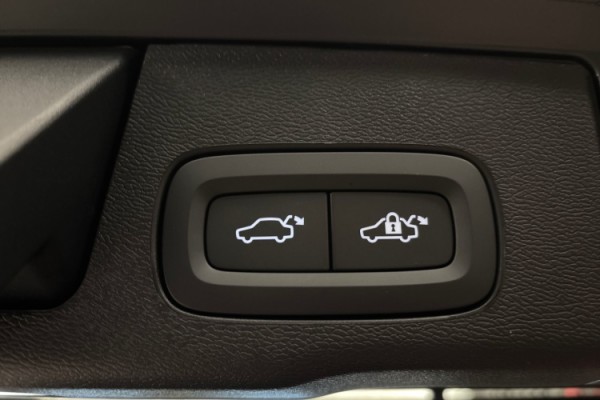 Esittelykuva Volvo XC60 lataushybridiautosta.