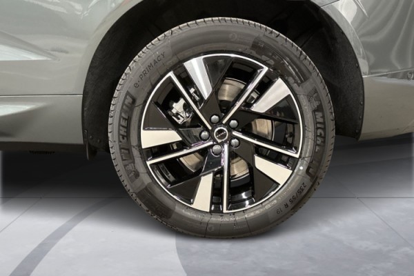 Esittelykuva Volvo XC60 lataushybridiautosta.