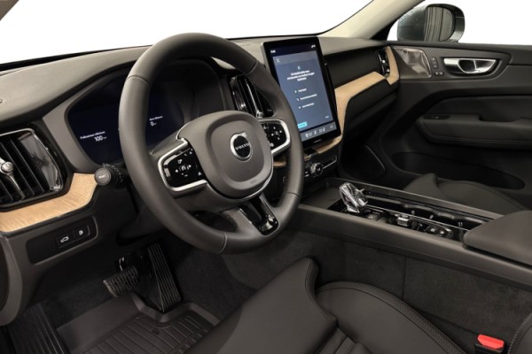 Esittelykuva Volvo XC60 lataushybridiautosta.