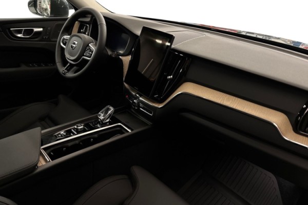 Esittelykuva Volvo XC60 lataushybridiautosta.